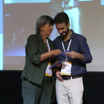 Dr. Iã Miranda ganhando prêmio no Congresso Brasileiro de Quiropraxia